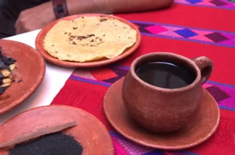 Café de tortilla quemada con canela y piloncillo