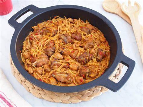Plato de fideos a la cazuela con costillas y salchichas