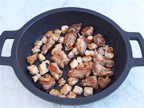 Costillas dorándose en la cazuela con sofrito