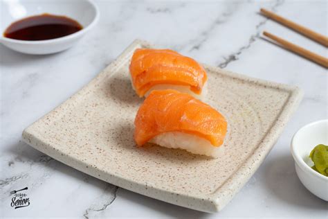 Plato variado de sushi fresco, con nigiris de salmón y atún