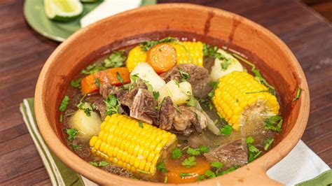 Ingredientes frescos para sopa de res hondureña