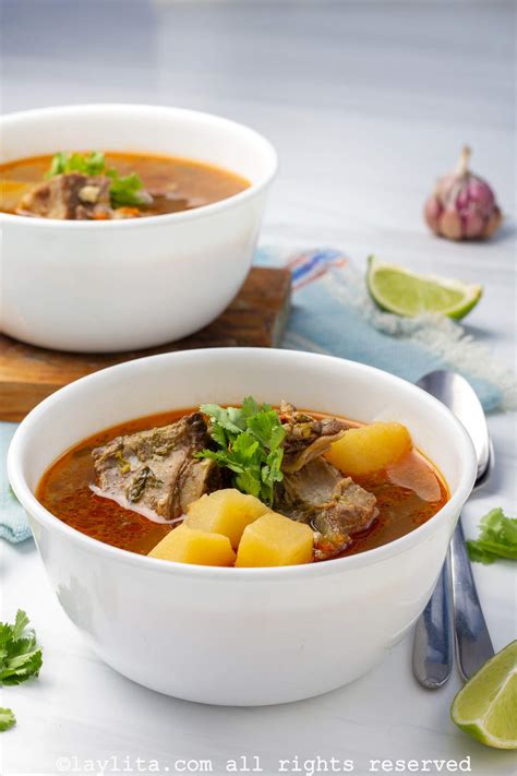Plato de sopa de costilla de ternera picante lista para servir