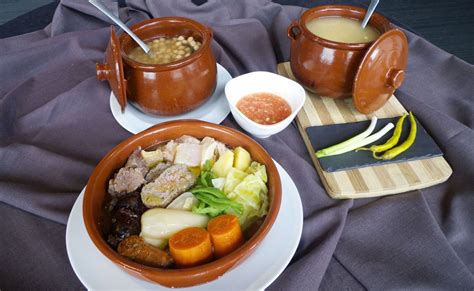 Cocido madrileño servido en sus tres vuelcos