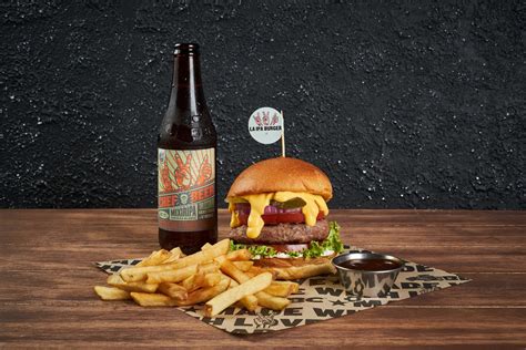 Hamburguesa Smash y Burger Cayetana con patatas y salsas