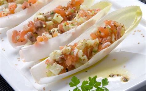 Endivias frescas y salmón ahumado