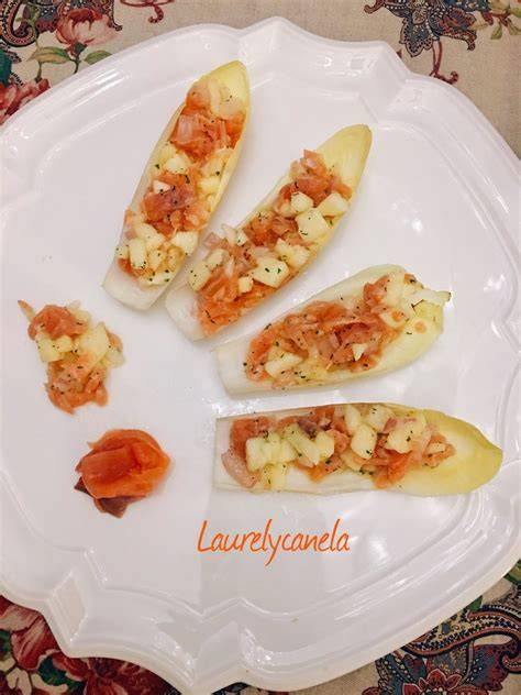 Endivias rellenas con salmón ahumado, manzana y granada