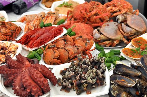 Variedad de mariscos frescos en un plato
