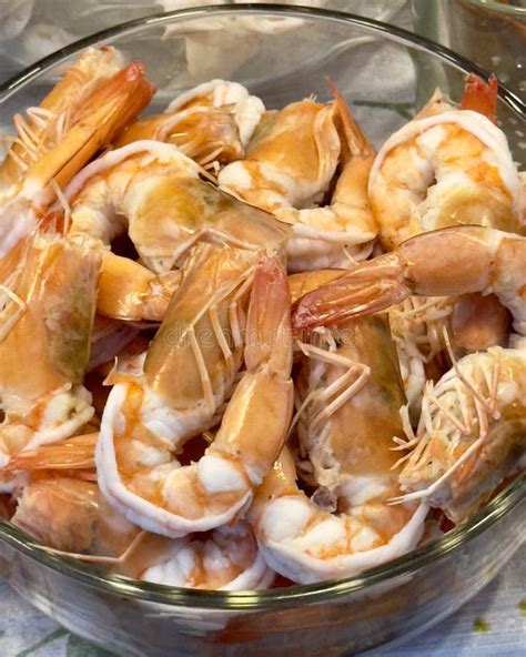 Marisco cocido enfriándose en un bol con hielo