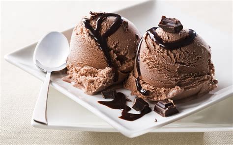 Helado de chocolate con decoraciones