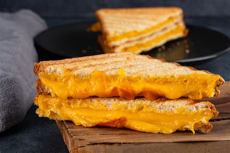 Sándwiches calientes recién hechos con queso derretido