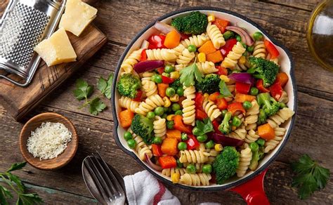 Ensalada de pasta fresca con vegetales