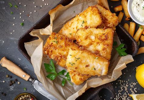 Pescado empanado listo para freír en freidora de aire