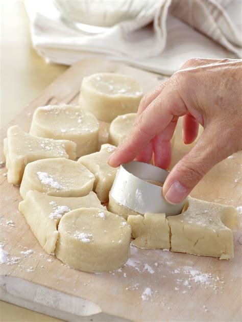 Utensilios para hacer mantecados caseros: rodillo, cortapastas y papel de horno
