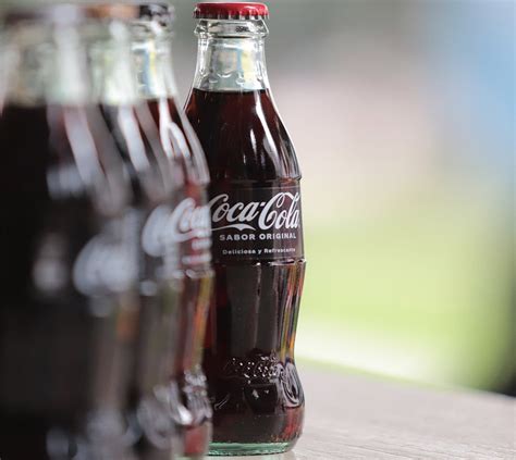 Botella de Coca-Cola con paisaje islandés de fondo