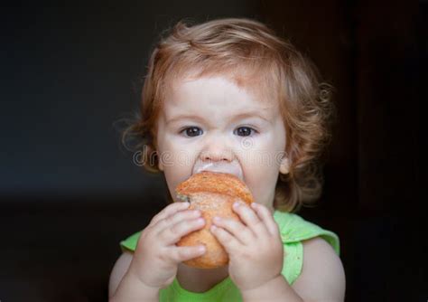 Bebé comiendo pan con las manos