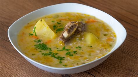 Plato de sopa de trigo con verduras y legumbres