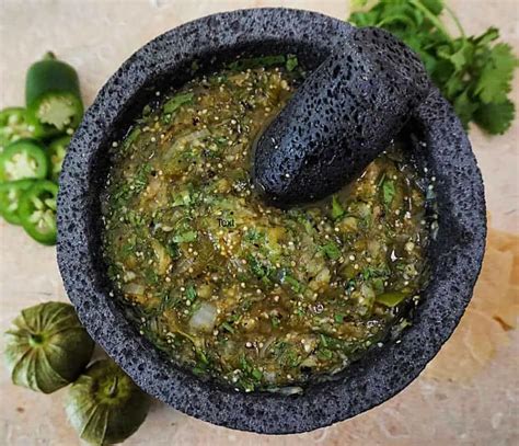 Salsa verde cruda en un molcajete