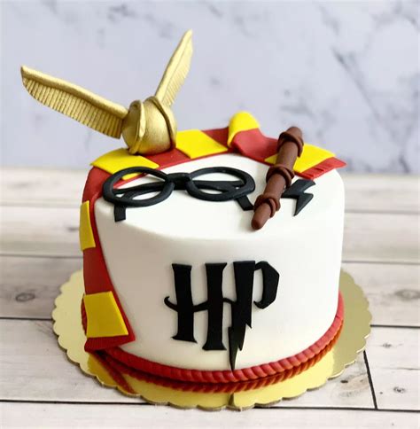Pastel de cumpleaños temático de Harry Potter con elementos decorativos