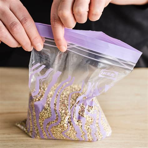 Bolsa hermética con chuletas marinando en la nevera