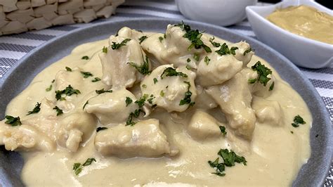 Plato de pollo a la mostaza cremoso en la mesa