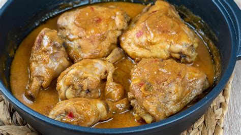Primer plano de pollo guisado en salsa con hierbas frescas