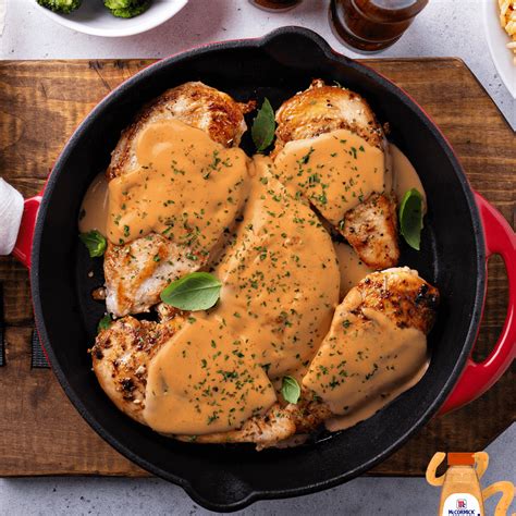 Sartén con trozos de pollo y salsa cremosa de mostaza listo para servir