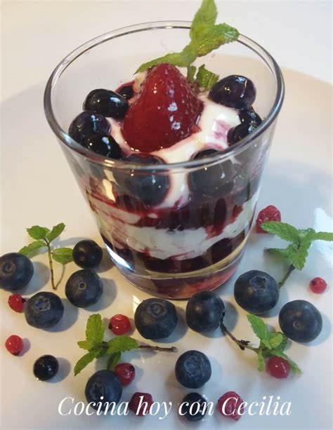 Postre de mango y yogur en vaso con frutos rojos