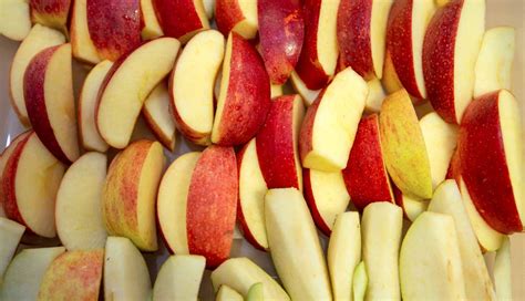 Manzanas cortadas y cocinándose en una sartén