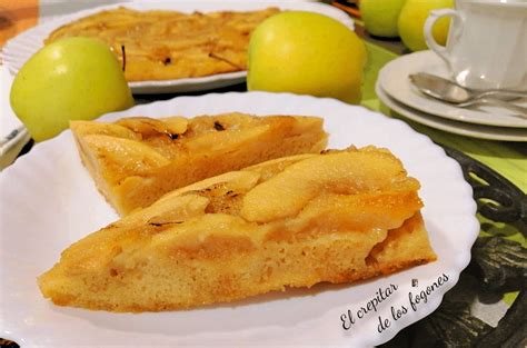 Tortilla de manzana cocinándose en la sartén