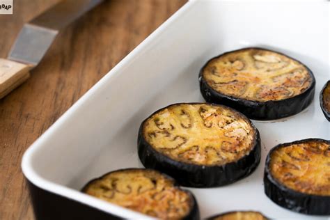 Rodajas de berenjena cortadas y listas para rebozar