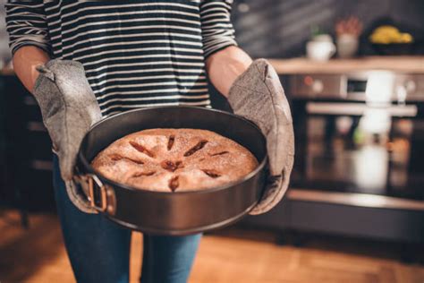 Horno precalentándose y molde de cake preparado