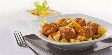 Albóndigas en salsa con patatas fritas