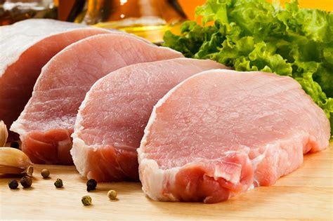Carne de cerdo marinándose con especias