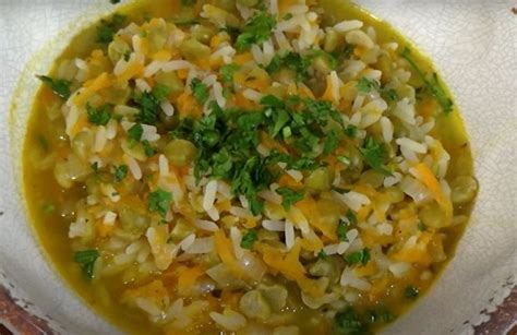 Relleno de arroz y arvejas cocinándose en una sartén