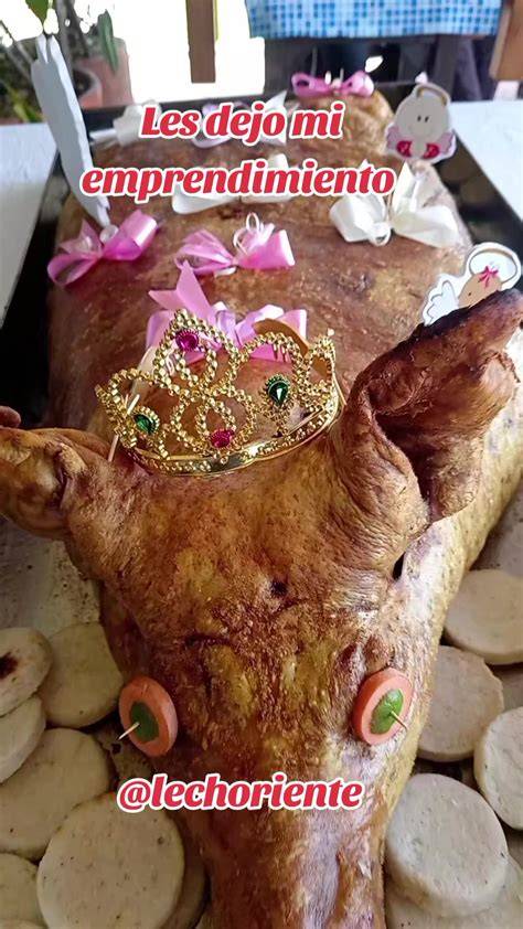 Lechona recién salida del horno con la piel dorada y crujiente