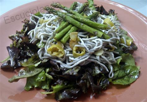 Ensalada de lechuga con gulas, pasas, guindillas y espárragos