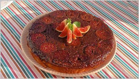 Bizcocho invertido de higos con salsa de caramelo