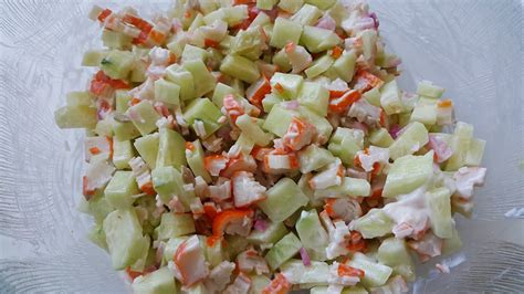 Ensalada de surimi con pepino y cebolla