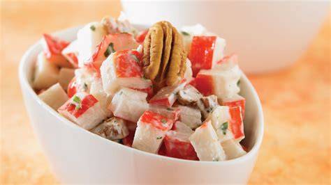 Variedad de ingredientes para ensaladas con surimi