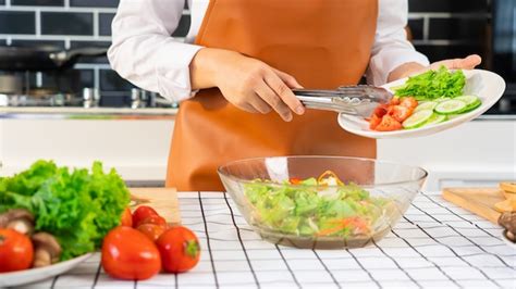 Proceso de preparación de ensalada en capas