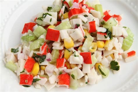 Ensalada saludable con surimi