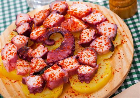 Variedad de platos con pulpo cocido