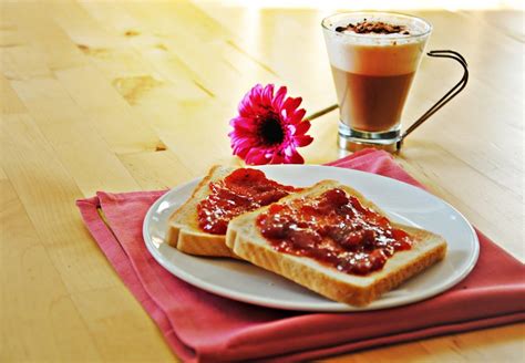 Desayuno en la terraza de Better Pan con café y tostadas