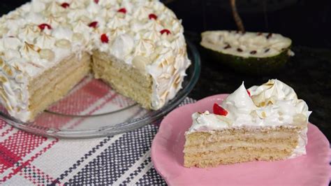 Torta de guanábana con relleno y merengue