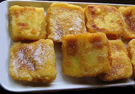 Leche Frita dorándose en aceite caliente, lista para escurrir