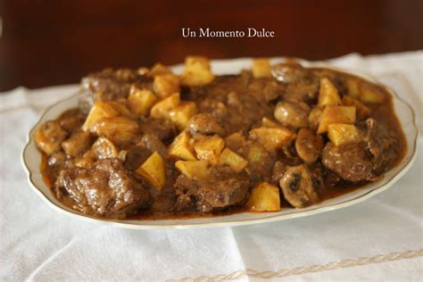 Plato elegante de corzo guisado con setas y guarnición de puré