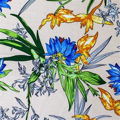 Muestra de tela de crepé de seda estampada con un diseño floral vibrante
