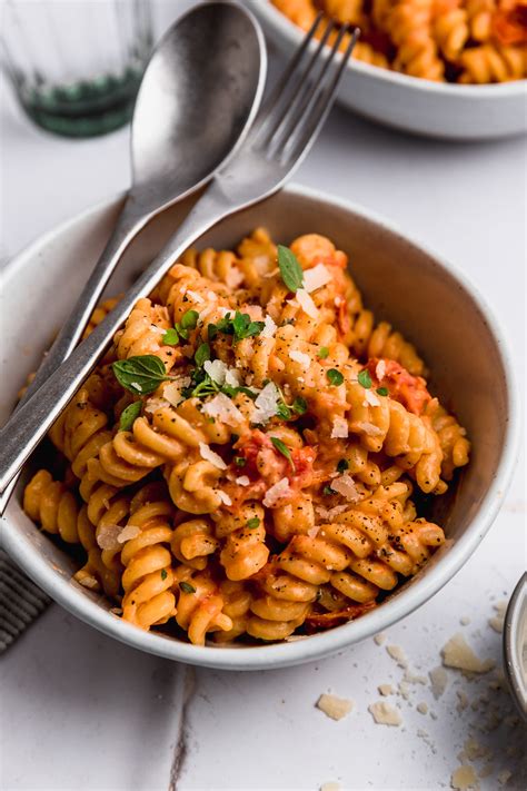 Platos de pasta con salsa de tomate