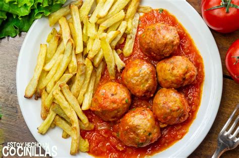 Albóndigas con tomate y patatas servidas en un plato