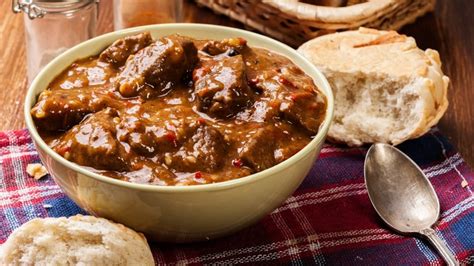 Plato de cabrito guisado con guarnición
